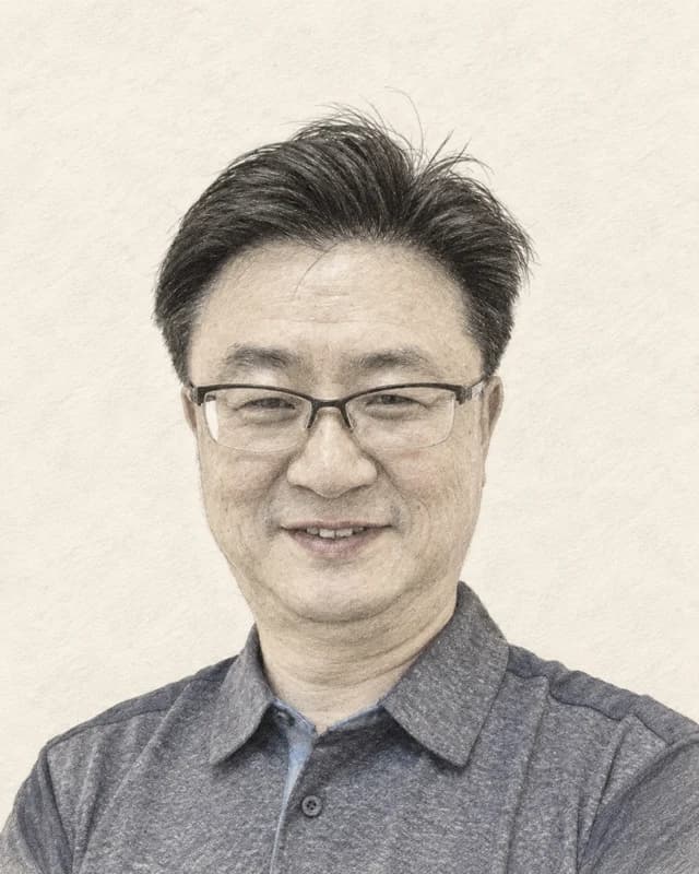 김석 — 기획 · 프로젝트 총괄 (연필 드로잉)